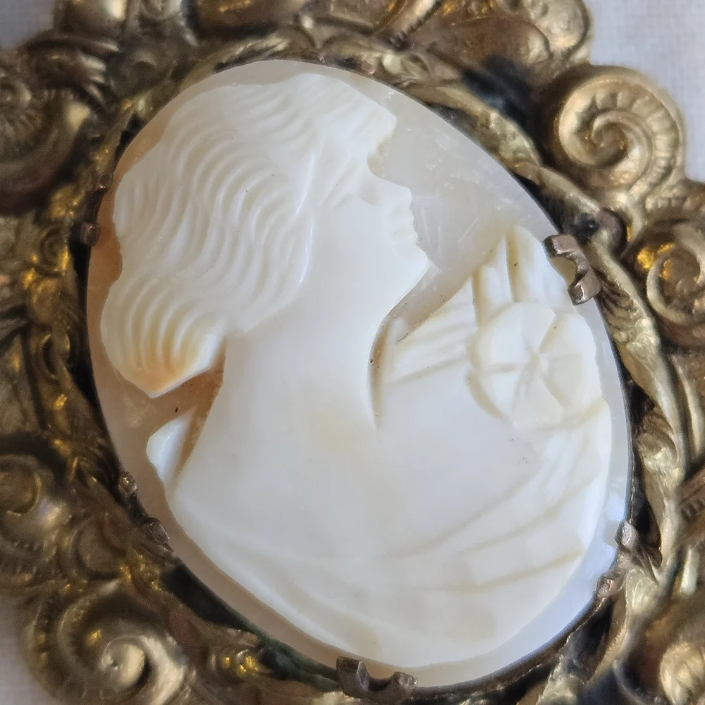 Vtg/Antique Hand Carved Genuine Shell Cameo Brooch